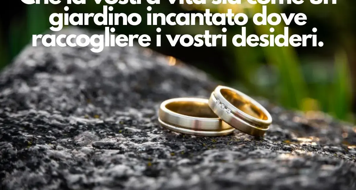 Due fedi nuziali su una roccia, con la frase "Che la vostra vita sia come un giardino incantato dove raccogliere i vostri desideri". Promesse d'amore frasi.