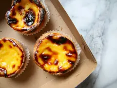 Pastéis de nata appena sfornati, un must per scoprire cosa mangiare a Lisbona. Croccanti fuori, cremosi dentro.