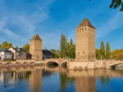 Torri medievali e ponte sul fiume Ill, un'immagine iconica per capire cosa vedere a Strasburgo in un giorno.