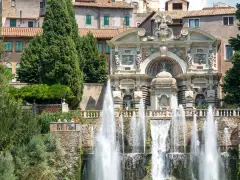 Fontana dell'Acqua Marcia a Tivoli, una delle top 10 cose da vedere nel Lazio, con giochi d'acqua e architettura rinascimentale.