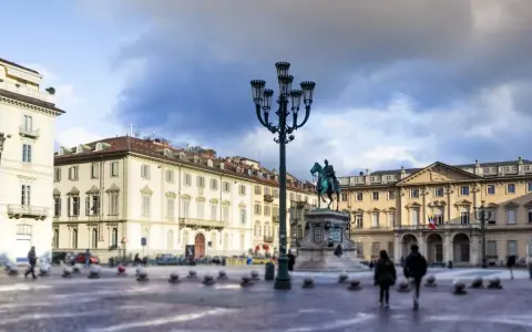 Piazza San Carlo a Torino: un'idea di cosa vedere a Torino in un giorno, con il monumento equestre e i palazzi storici.