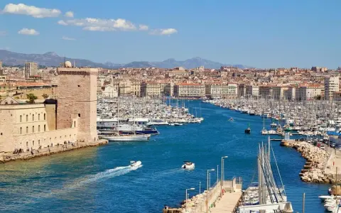Porto Vecchio di Marsiglia, con la fortezza di San Nicola e una miriade di barche. Un'ottima idea per cosa vedere a Marsiglia in un giorno.