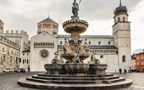 Fontana del Nettuno e Duomo di Trento, un must per chi visita cosa vedere a Trento in un giorno.