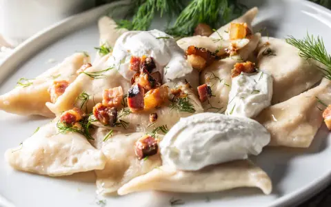 Pierogi con panna acida e pancetta croccante, un'ottima idea su cosa mangiare a Bratislava.