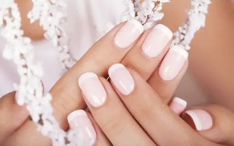 Unghie gel french per una sposa: un tocco particolare di eleganza.