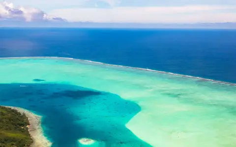Un'isola lussureggiante si affaccia su acque turchesi e blu intenso. Perfetto per chi cerca il mare a gennaio dove andare.