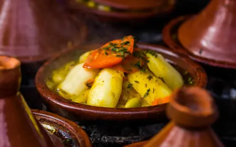Un saporito tajine di verdure con pomodoro e patate, un'ottima idea su cosa mangiare a Marrakech.