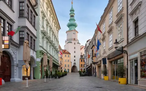 Strada acciottolata con edifici storici e la torre dell'orologio, perfetta per scoprire cosa vedere a Bratislava in 3 giorni.