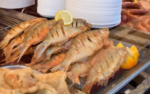 Fritti pesci dorati con limone, un assaggio di Ostuni dove mangiare bene e spendere poco.