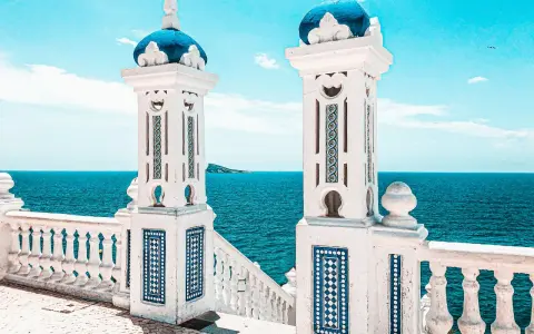 Torri bianche con cupole blu e dettagli in azulejos, affacciate sul mare. Un luogo incantevole per scoprire cosa fare a Benidorm.