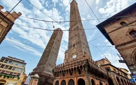 Le Due Torri di Bologna, simbolo iconico, perfette per scoprire cosa vedere a Bologna in 3 giorni.