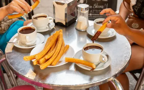 Assaporare i churros con cioccolata calda è un must per sapere cosa mangiare a Madrid. Un'esperienza golosa da condividere.