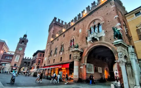 Piazza Castello a Ferrara, con il Palazzo Comunale e la Torre Civica. Un luogo perfetto per scoprire cosa vedere a Ferrara gratis, passeggiando tra storia e vita cittadina.