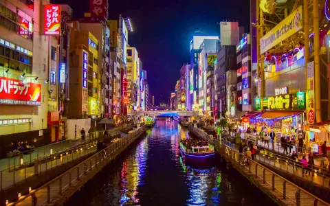 Canali illuminati da insegne al neon, un'esperienza da non perdere per chi cerca cosa vedere a Osaka.