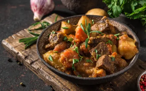 Un saporito stufato di manzo con patate e carote, perfetto per scoprire cosa mangiare a Dublino.