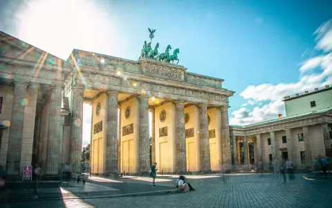 Porta di Brandeburgo, simbolo di Berlino. Ideale per chi cerca dove alloggiare a Berlino, vicina a monumenti e vita cittadina.