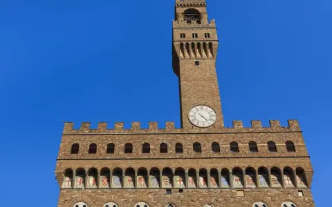 Torre di Palazzo Vecchio, un must per cosa vedere a Firenze in 3 giorni. L'orologio segna l'ora perfetta per esplorare la città.
