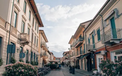Via dello shopping a Forte dei Marmi, cosa vedere: palazzi eleganti, balconi fioriti e biciclette parcheggiate.