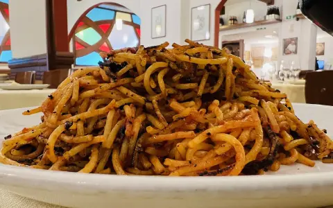 Un piatto di spaghetti con pomodoro e basilico, un classico su cosa mangiare a Bari.