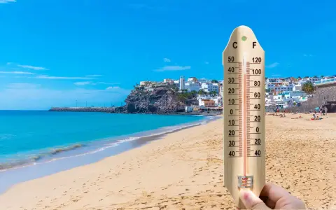 Spiaggia soleggiata alle Canarie, quando andare? Il termometro segna 30°C, ideale per godersi il mare turchese e la sabbia dorata.