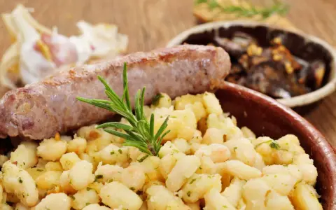 Salsiccia con patate e gamberetti, un'idea gustosa su cosa mangiare a Barcellona.