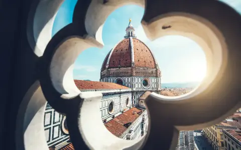 La Cupola del Brunelleschi domina Firenze. Per scoprire come muoversi a Firenze, goditi la vista da qui!