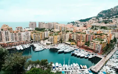 Porto con yacht e palazzi colorati, un'idea di cosa vedere a Monaco di Baviera in un giorno.
