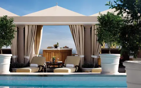Rilassati in piscina a Los Angeles. Due lettini prendisole e alberi in vaso creano un'oasi perfetta per sapere dove dormire a Los Angeles.
