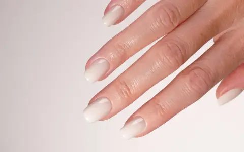 Mani curate con smalto sposa naturale, un tocco di eleganza discreta per un giorno speciale.