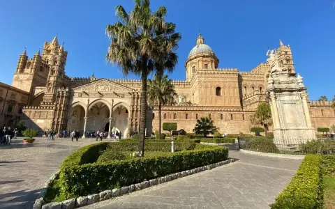 La Cattedrale di Palermo, un must per chi visita Palermo cosa vedere in 3 giorni, con le sue torri imponenti e il giardino curato.