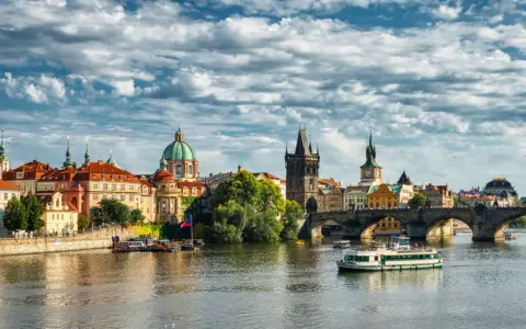 Praga: il Ponte Carlo e la città storica offrono scorci incantevoli. Per scoprire come muoversi a Praga, goditi una crociera sulla Moldava o passeggia tra le sue meraviglie.
