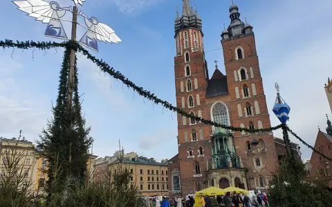 Mercatino natalizio a Cracovia, con la Basilica di Santa Maria in sottofondo. Perfetto per trovare dove dormire a Cracovia.