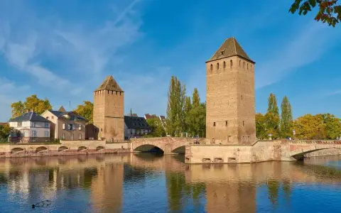 Torri medievali e ponte sul fiume Ill, un'immagine iconica per capire cosa vedere a Strasburgo in un giorno.