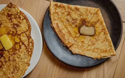 Crêpes dorate con burro fuso e zucchero, un classico per sapere cosa mangiare a Parigi.