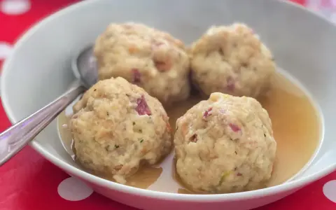 Canederli in brodo, un classico da provare per scoprire cosa mangiare a Trento.