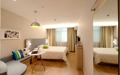 Camera accogliente con letto, divanetto e laptop, ideale per sapere dove alloggiare ad Amsterdam.