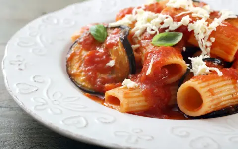 Pasta alla Norma, un classico da provare per capire cosa mangiare a Catania. Melanzane, pomodoro e ricotta salata.