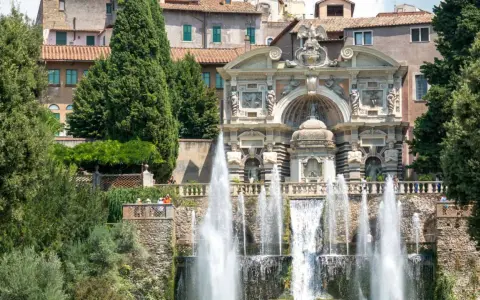 Fontana dell'Acqua Marcia a Tivoli, una delle top 10 cose da vedere nel Lazio, con giochi d'acqua e architettura rinascimentale.