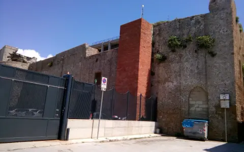 Mura antiche e un torrione rosso, un assaggio di cosa vedere a Trapani in un giorno.