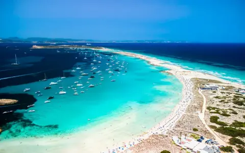 Spiagge bianche, acque cristalline e centinaia di barche: un sogno di mete estive in Spagna.