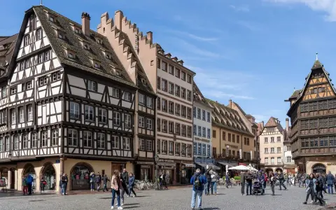 Piazza con edifici storici a graticcio, perfetti per scoprire cosa vedere a Strasburgo in 3 giorni.