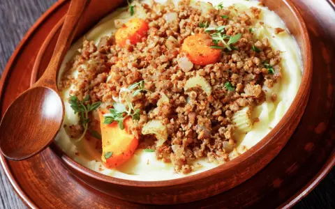 Haggis, neeps and tatties: un piatto tradizionale scozzese, perfetto per scoprire cosa mangiare a Edimburgo. Cremoso purè, carne saporita e verdure.