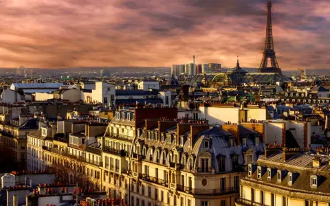 Panorama di Parigi al tramonto, con la Torre Eiffel che domina il paesaggio. Perfetto per chi cerca dove alloggiare a Parigi.