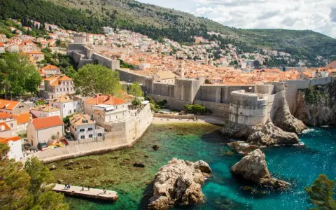 Dubrovnik, una meta imperdibile in Croazia dove andare, con le sue mura antiche che abbracciano il mare cristallino.