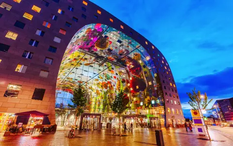 Il Markthal di Rotterdam, un'opera architettonica mozzafiato con un soffitto decorato, è un luogo imperdibile da vedere.