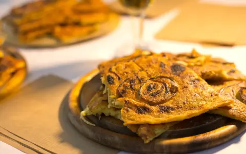 Farinata, una delizia da provare per scoprire cosa mangiare a Pisa. Croccante fuori e morbida dentro, con cipolle caramellate.
