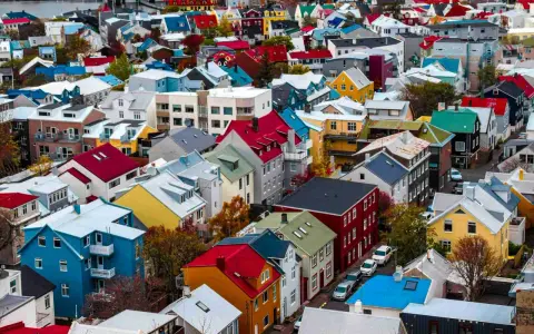 Un quartiere colorato di Reykjavik, con case dai tetti rossi, blu e gialli. Un assaggio di cosa vedere a Reykjavik, tra architettura vivace e panorami urbani unici.