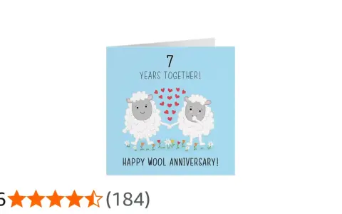 Due pecorelle si tengono per mano su un prato fiorito, celebrando 7 anni insieme. Auguri per le nozze 7 anni!