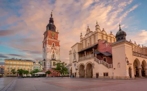 Torre del Municipio e Sukiennice nella Piazza del Mercato di Cracovia, perfetti per scoprire cosa vedere a Cracovia in 3 giorni.