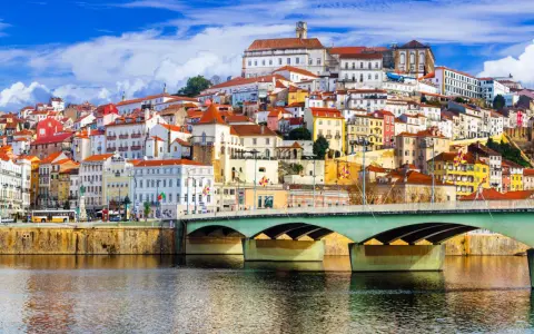 Coimbra, Portogallo: un'ottima idea su dove andare a maggio in Europa. La città storica si affaccia sul fiume Mondego.